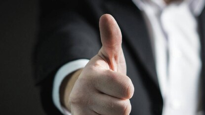 अंगठा उंचावून दाखवणं म्हणजे थम्सअप करणे हे अत्यंत अपमानास्पद मानले जाते.