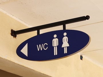 General Knowledge : सार्वजनिक शौचालयांबाहेर WC असं बोर्ड का लावलेलं असतं? General Knowledge : सार्वजनिक शौचालयांबाहेर WC असं बोर्ड का लावलेलं असतं?
