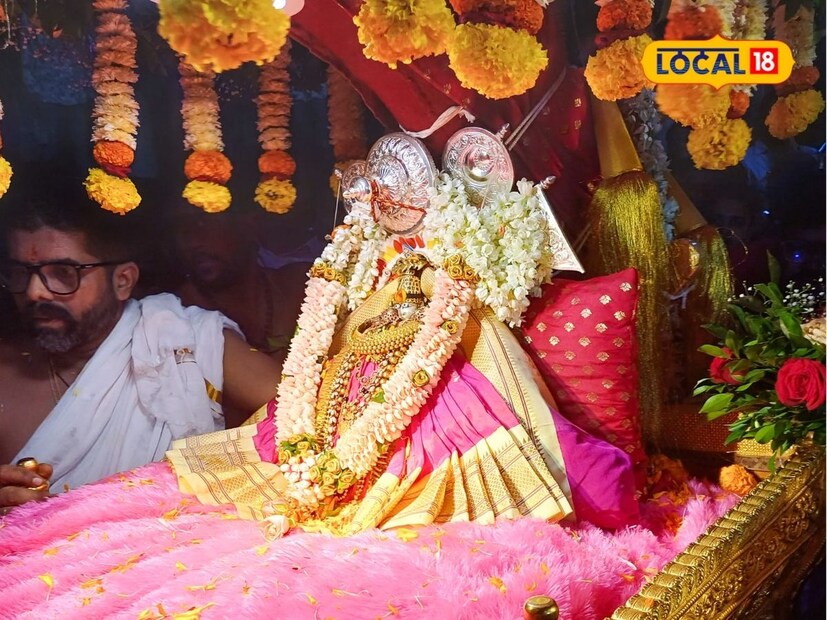 11 ऑक्टोबरला रात्री साडेनऊ वाजता देवी फुलांनी सजलेल्या वाहनात विराजमान होऊन नगरप्रदक्षिणेला मार्गस्थ होईल. त्यानंतर महाद्वार रोड, गुजरी, भवानी मंडपात तुळजाभवानी देवीची भेट, गुरुमहाराज वाडा, बिनखांबी गणेश मंदिर, महाद्वार मार्गे वाहन मंदिरात परतेल.