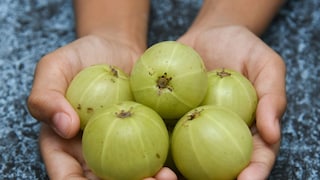 आवळा त्वचेसाठी खूप चांगला मानला जातो.