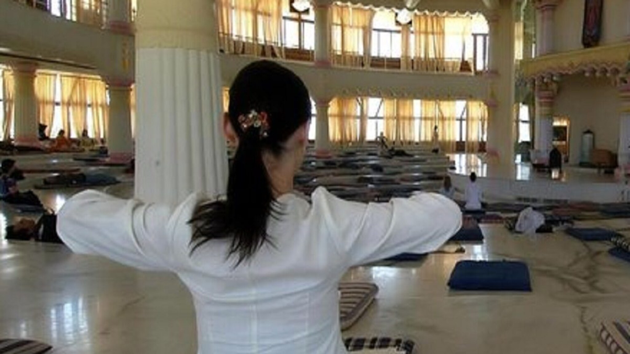 'आर्ट ऑफ लिविंग'च्या शिक्षिकेनं संपवलं जीवन, हिमाचलमधून अलिबागमध्ये आली अन् प्यायली विष