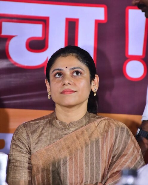 तर मालिकेतील अरुंधतीची मोठी सून अनघा म्हणजेच अभिनेत्री अश्विनी महांगडे हिला एका एपिसोड 16,000 रुपये मानधन दिलं जातं.