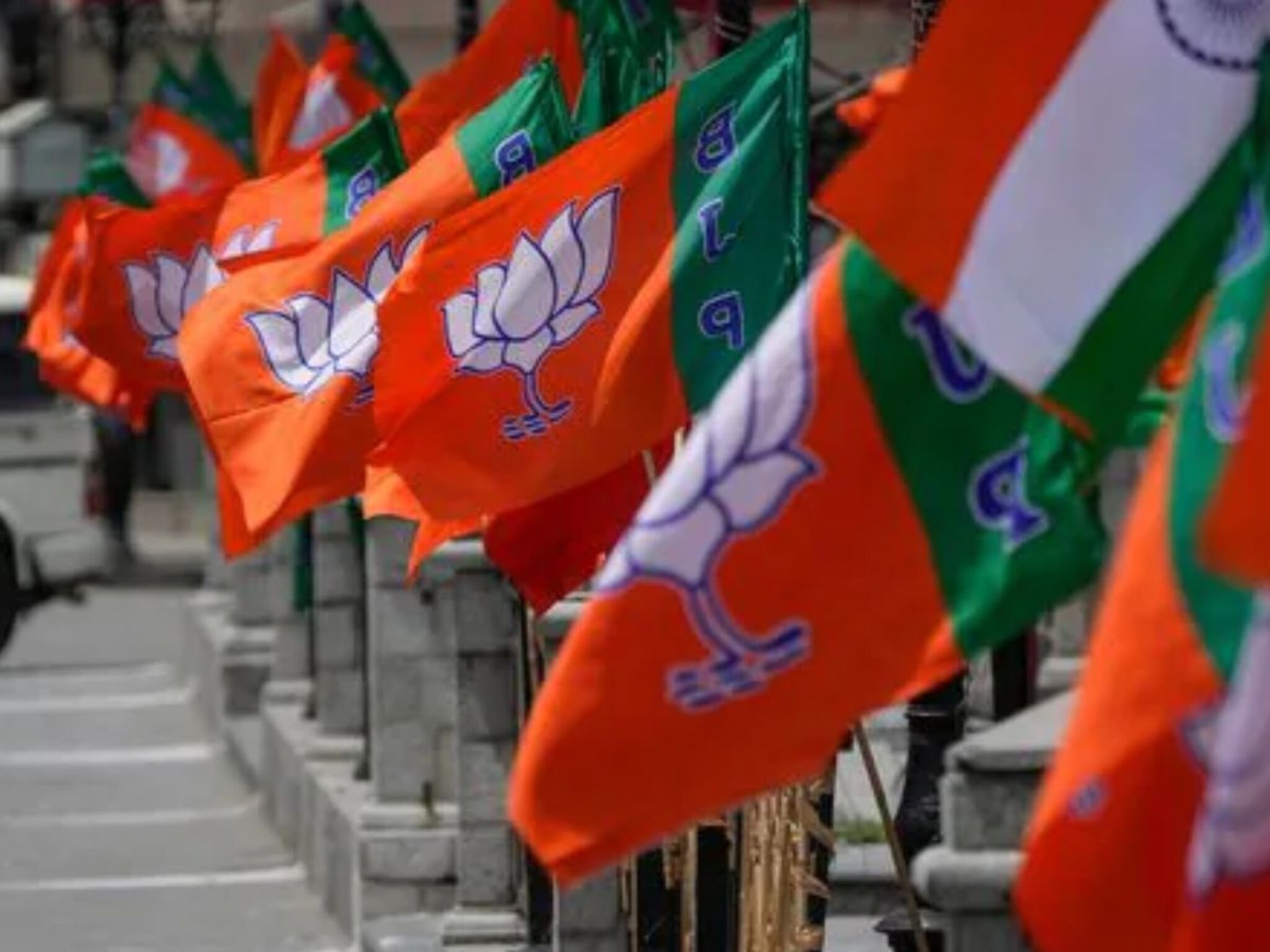 Maharashtra Elections BJP Manifesto :  25 लाख रोजगारनिर्मिती, 10 रुपयांचे विद्यावेतन;  भाजपच्या जाहीरनाम्यात काय?