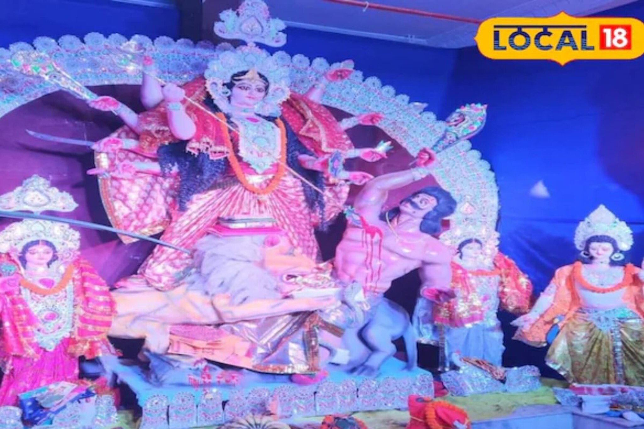 इथे देवीला घालतात लाखोंचे खरे दागिने, नवरात्रीत सोनेाच्या दागिन्यांनी सजते मंदिर