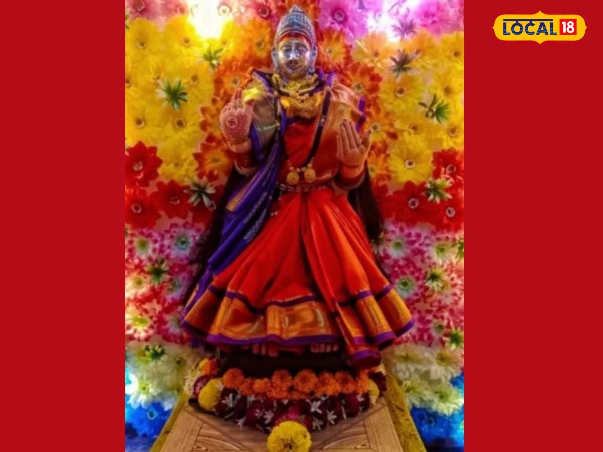 असा आहे मंदिर परिसर - पर्यटन आणि देवीच्या दर्शनासाठी आणि एक दिवसाचा आनंद घेण्यासाठी हजारो लोक इथे येतात. हा परिसर पावसाळ्यात विविध प्रकारच्या झाडाझुडूपांनी बहरतो. प्रचंड वनराई फुलते. संपूर्ण डोंगर हिरवागर्द होतो. डोंगरावर सपाट प्रदेश आहे. एक विहीर आहे. इतक्या उंचीवरही या विहिरीला पाणी आहे. तसेच याठिकाणी एक शिवकालीन तलावही आहे.