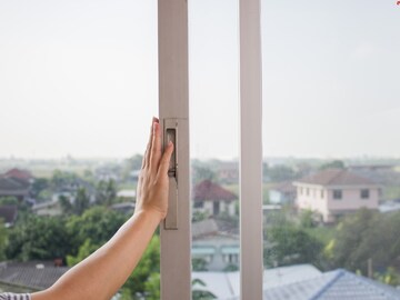 Diwali Cleaning Tips: स्लायडिंग विंडोमध्ये अडकलेली घाण कशी स्वच्छ करायची?