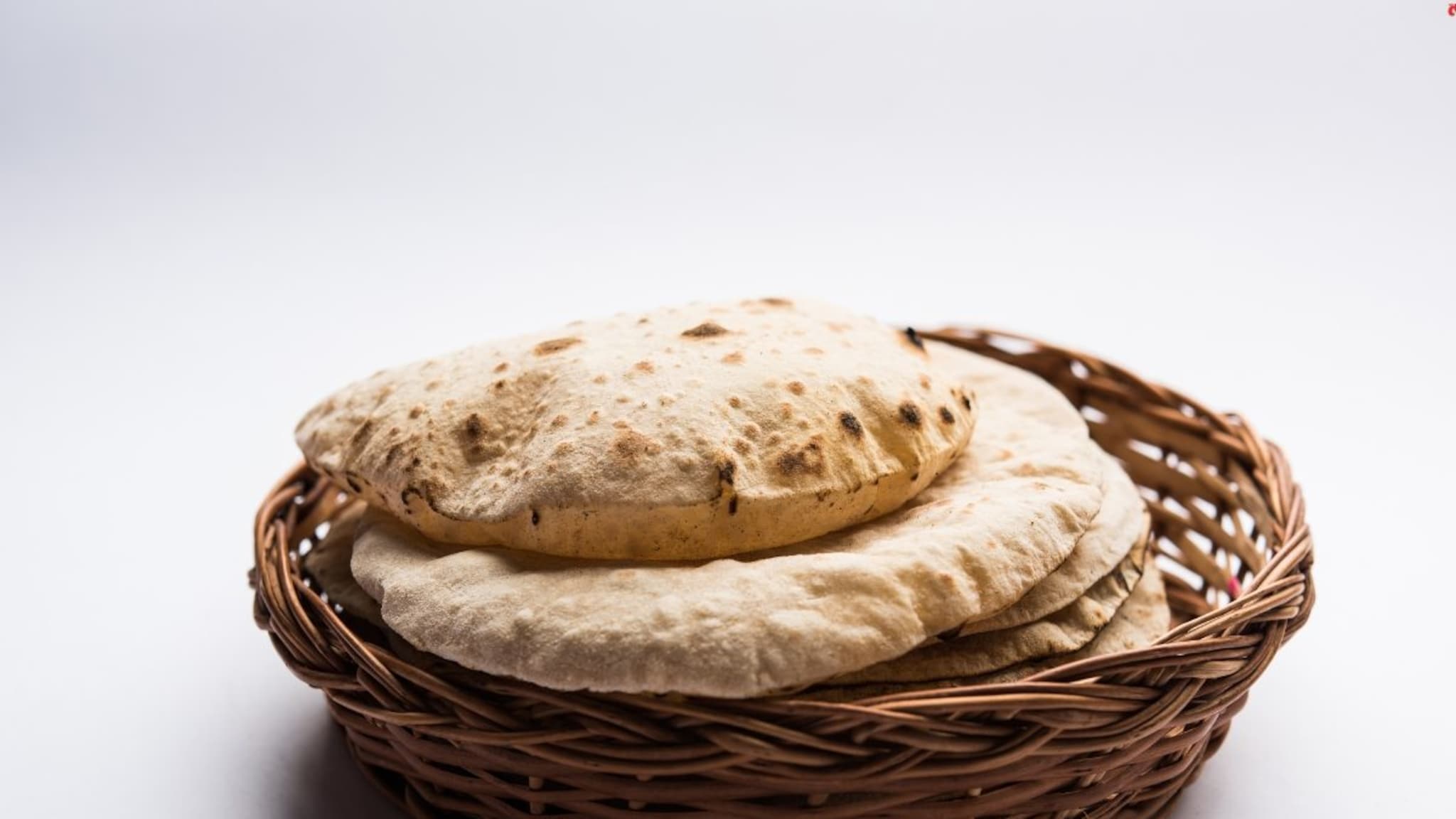 Kitchen Jugad: कणीक मळताना करा फक्त ही गोष्ट, पीठ होईल मऊ-लुसलुशीत, चपाती टम्म फुगेल