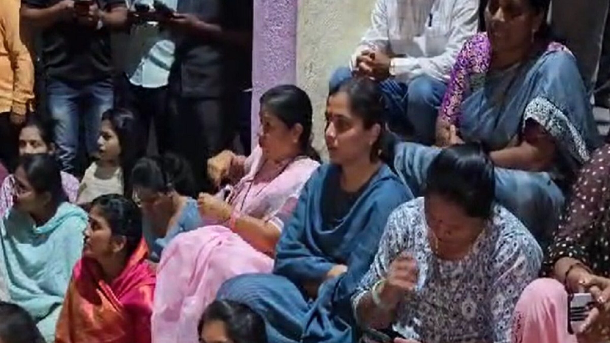 Sangamner : भाजप नेत्याच्या वादग्रस्त वक्तव्यानंतर संयमी थोरातकन्येचा रौद्रवतार, पोलीस स्टेशनमध्ये ठिय्या, गुन्हा दाखल करायलाच लावला