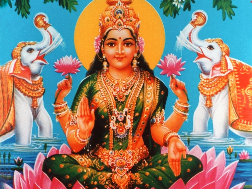  धनत्रयोदशी हा दिवाळीचा पहिला दिवस आहे. या दिवशी मुख्यतः खरेदी करणे आणि लक्ष्मी-कुबेर पूजेला विशेष महत्त्व आहे. घरात सोने, चांदी किंवा नवीन वस्तू खरेदी केल्यास संपत्ती आणि समृद्धी वाढते असे मानले जाते. या वर्षी खरेदीसाठी शुभ वेळ दुपारी 12:18 पासून 19 ऑक्टोबर रोजी दुपारी 01:51 पर्यंतचा वेळ आहे.