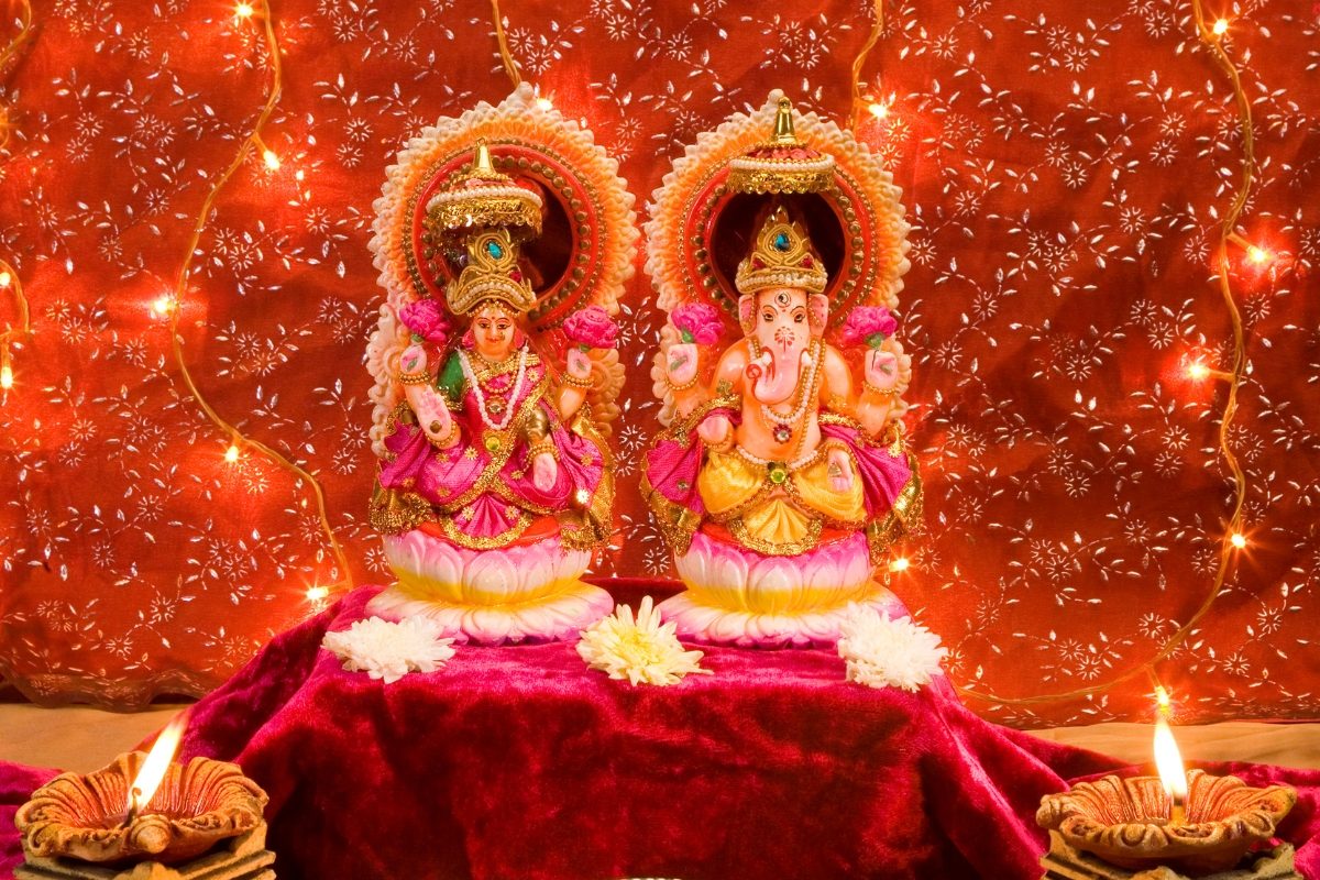 दिवाली पर कैसे करें लक्ष्मी पूजन? इन बातों को बिल्कुल न भूलें, होगी लक्ष्मीकृपा- न्यूज18 मराठी दिवाली पर कैसे करें लक्ष्मी पूजन? इन बातों को बिल्कुल न भूलें, होगी लक्ष्मीकृपा- न्यूज18 मराठी