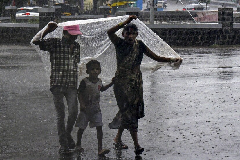 सांगली शहरात विजांच्या कडकडाटासह पाऊस होत होता. आता जिल्ह्यातील काही भागातही पावसाने जोर धरला आहे. सांगलीत 26 अंश सेल्सिअस कमाल तर 19 अंश सेल्सिअस किमान तापमान असेल.