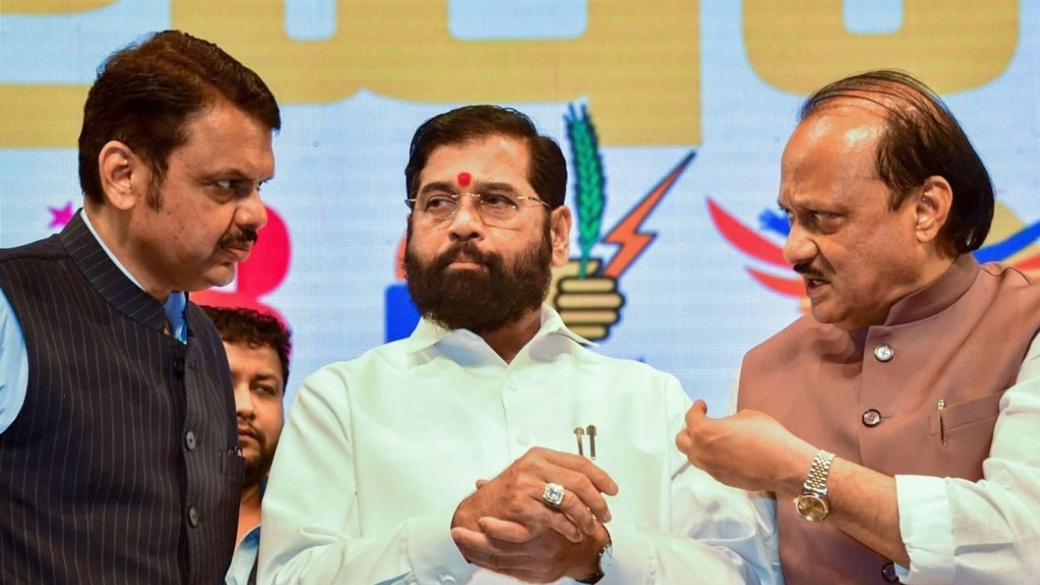 Crop Insurance : निवडणुकीत गेमचेंजर ठरलेली योजना सरकार गुंडाळणार, लाखो लोकांना बसणार फटका