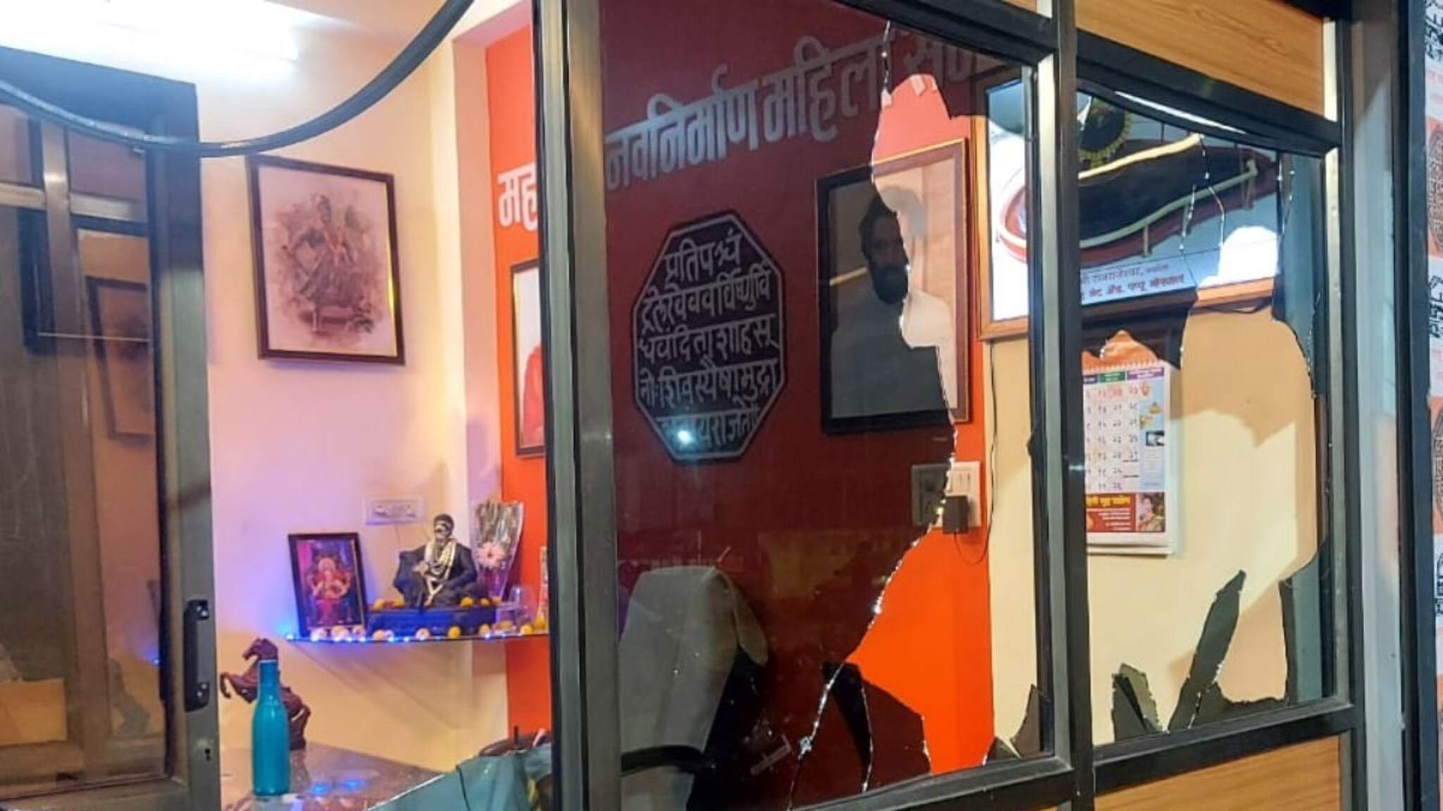 मनसे उपाध्यक्षाने फोडलं आपल्याच नेत्याचं कार्यालय, अकोल्यातील घटनेमुळे खळबळ