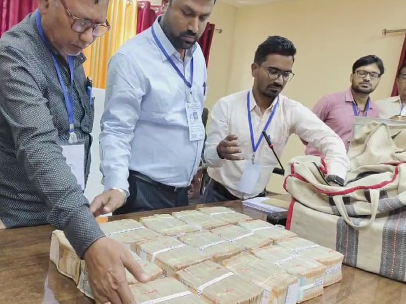 आचारसंहिता सुरू असताना इतक्या मोठ्या प्रमाणावर रोकड कुठून आली, कोणाची आहे याची योग्य माहिती संबंधितांनी दिली नाही.