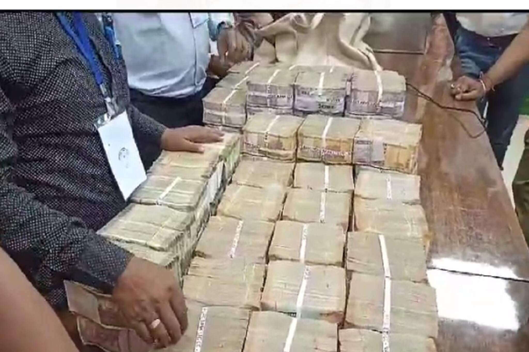 Hingoli : नोटांची बंडलं भरलेल्या बॅग्स, अधिकाऱ्यांनी अडवली गाडी, सापडलं 1 कोटी 40 लाखांचं घबाड