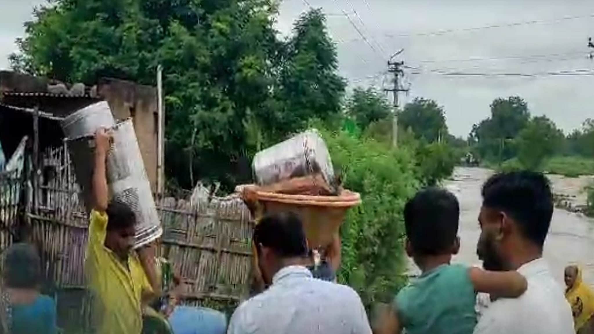 Buldhana : नळगंगा धरण भरल्यानं अचानक मोठा विसर्ग, नदीकाठच्या घरांमध्ये पाणी घुसल्यानं नागरिक रस्त्यावर