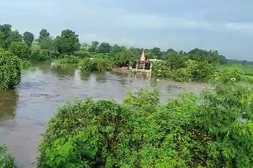 नळगंगा धरणातून पाणी सोडल्यानं नदीला पूर आला असून नदीकाठच्या ग्रामस्थांची घरे पाण्यात गेली आहेत.