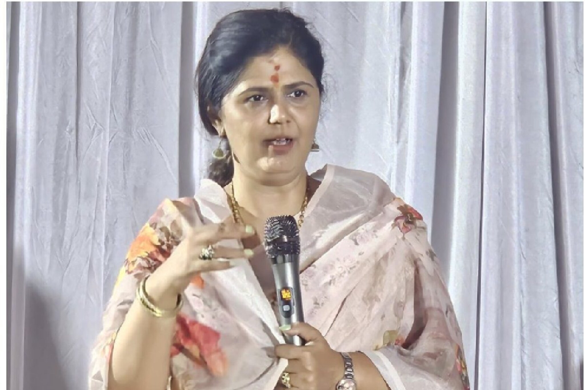 100 आमदार अन् पंकजा मुंडे पहिल्या मुख्यमंत्री, बीडमध्ये OBC नेत्याचं मोठं विधान