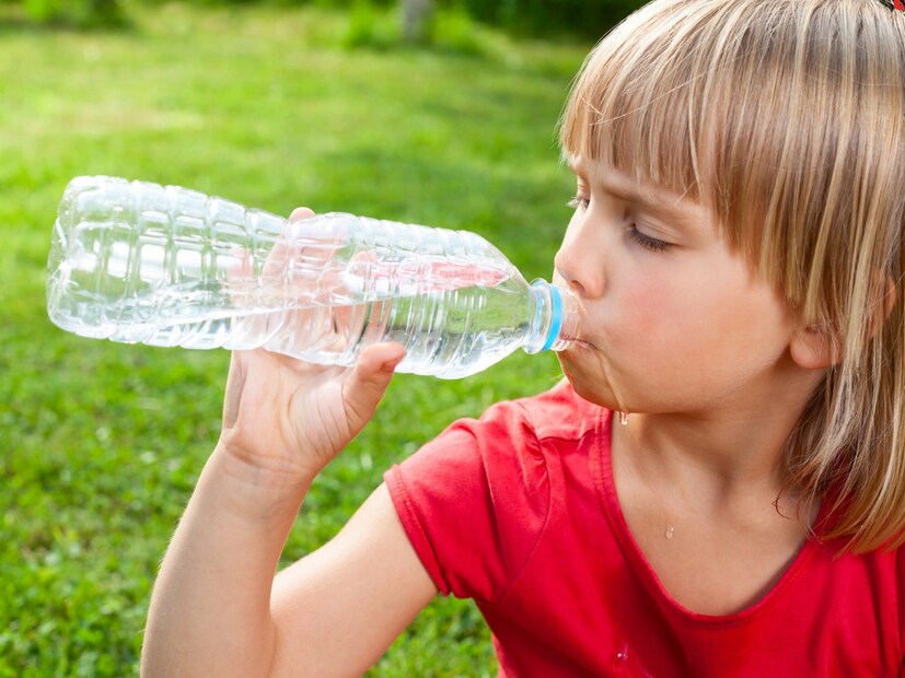 जर तुम्हाला दम्यासारखे श्वासाशी संबधित आजार असतील तर तुम्ही तुमची पाण्याची बाटली कोणासोबत शेअर करू नये. असे केल्याने त्या व्यक्तीलाही संसर्ग होण्याची शक्यता आहे. 