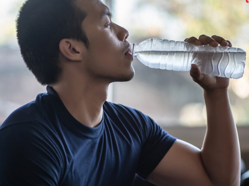 जर तुम्ही एकच पाण्याची बाटली खूप काळ वापरत असाल, तर त्यामुळे अनेक हार्मोनल विकारांसारख्या गंभीर समस्या उद्भवू शकतात. तज्ज्ञांच्या मते, जर प्लास्टिकच्या बाटल्या जास्त काळ वापरल्या गेल्या तर पुरुषांमधील शुक्राणूंची संख्या कमी होऊ शकते. 