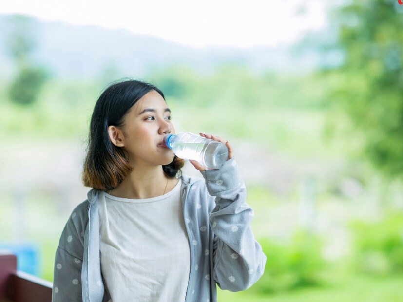 त्याच वेळी, मुलींमध्ये लवकर यौवन होण्याची शक्यता असते. बाटलीबंद पाण्याच्या वापरामुळे यकृत आणि स्तनाच्या कर्करोगाचा धोकाही वाढतो.