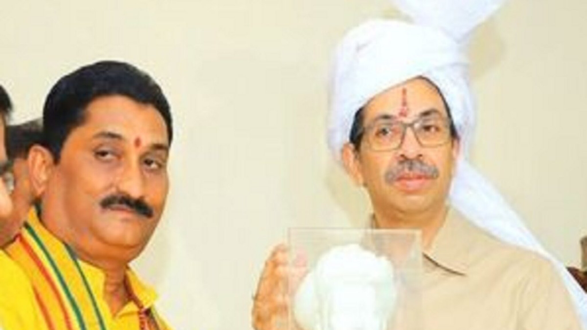 Maharashtra Election 2024 : 10 महिन्यात 1 मिनिट वेळ दिला नाही, ठाकरेंवर नाराजी, पोहरादेवीच्या महंतांचा पक्षाला रामराम