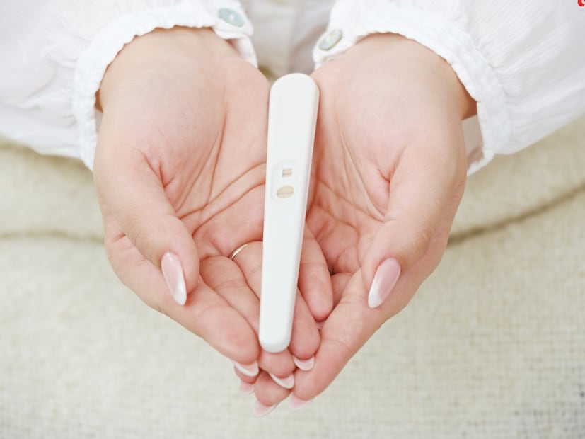 साधारणतः गर्भधारणा झाल्यानंतर १० ते १४ दिवसांनी स्पष्ट परिणाम दिसू लागतात. प्रेग्नंसी टेस्ट किट्समध्ये लघवीतील HCG (Human Chorionic Gonadotropin) हार्मोन तपासले जाते.