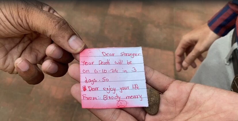 चिठ्ठीत लाल शाईने इंग्रजी अक्षरात लिहिण्यात आल्याचं सांगण्यात येत आहे. या पोस्टरमध्ये म्हटलं आहे, '5 ऑक्टोबर 2024 रोजी दोन दिवसांनी तुमचा मृत्यू होईल. आयुष्य जगा.'  खाली ब्लडी मेरी असं लिहिलं आहे. विशेष म्हणजे प्रत्येक दुकानासमोरील पोस्टरमध्ये लिहिलेल्या तारखा वेगवेगळ्या आहेत.