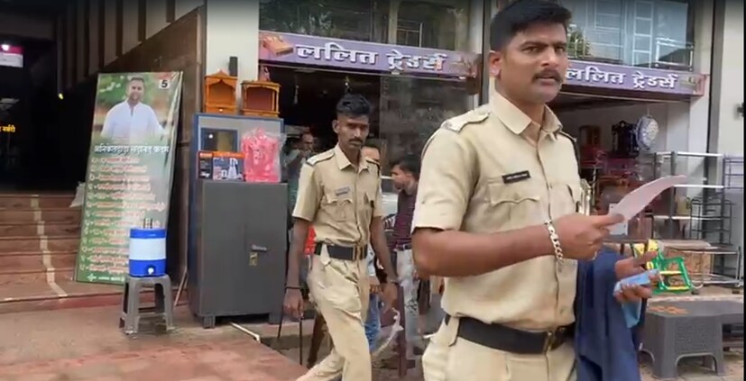 या अजब प्रकारामुळे खेड शहरात भीतीचं वातावरण निर्माण झालं होतं. गुरुवारी सकाळी ही बाब निदर्शनास आल्यानंतर शॉपिंग मॉलमधील व्यापारी मोठ्या प्रमाणात धास्तावले होते. यासंदर्भात खेड पोलीस ठाण्यात तक्रारी देखील देण्यात आल्या. खेड पोलिसांनी या संदर्भात डिटेक्टिव्ह ब्रांचच्या माध्यमातून शीघ्रगतीने तपास सुरू केला.