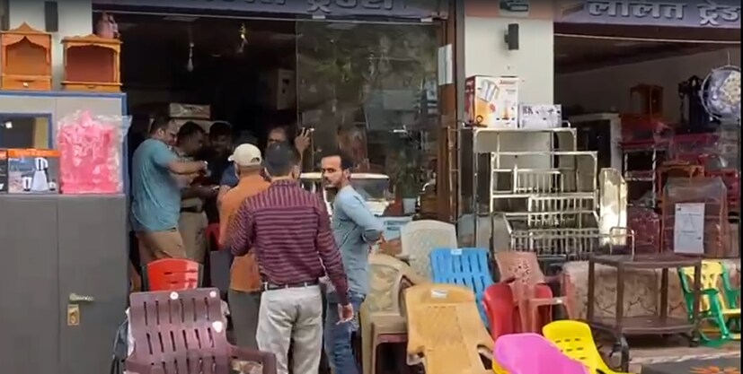 अखेरीस या चिठ्ठ्या कुणी लावल्या हे समजलं. सीसीटीव्ही कॅमेऱ्यात ती व्यक्ती कैद झाली. खरंतर या चिठ्ठ्या ठेवणारी लहान मुलं असल्याचं उघड झालं. लहान मुलांनी केलेला हा प्रँक लक्षात घेऊन तक्रारदारांनी तक्रार मागे घेतली. पोलिसांनी त्यांच्या पालकांना बोलावून योग्य समज देऊन मुलांना समुपदेशन करण्याच्या सूचना दिल्या.