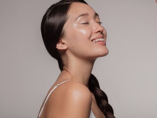 रोज न चुकता स्किन केअर रूटीन तुम्ही फॉलो केलं तर तुमच्या चेहऱ्यावरील डाग दूर होतील. तसेच त्वचा सुंदर होईल आणि चेहऱ्यावर नैसर्गिक चमक येईल.