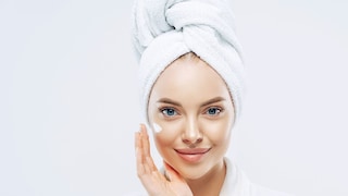 त्वचा तज्ज्ञांच्या मते, चांगल्या त्वचेसाठी पुरेशी झोप खूप महत्त्वाची आहे. झोपेच्या कमतरतेमुळे त्वचा कोमेजू शकते आणि डोळ्यांखाली काळे वतुर्ळ येऊ शकतात. दररोज 7-8 तास झोप घ्या जेणेकरून त्वचा ताजी आणि चमकदार दिसेल.