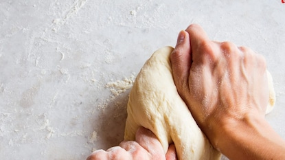 तुम्हीही मळलेली कणिक फ्रिजमध्ये ठेऊन पुन्हा वापरता का? असे करत असाल तर आजपासून ही सवय सोडा