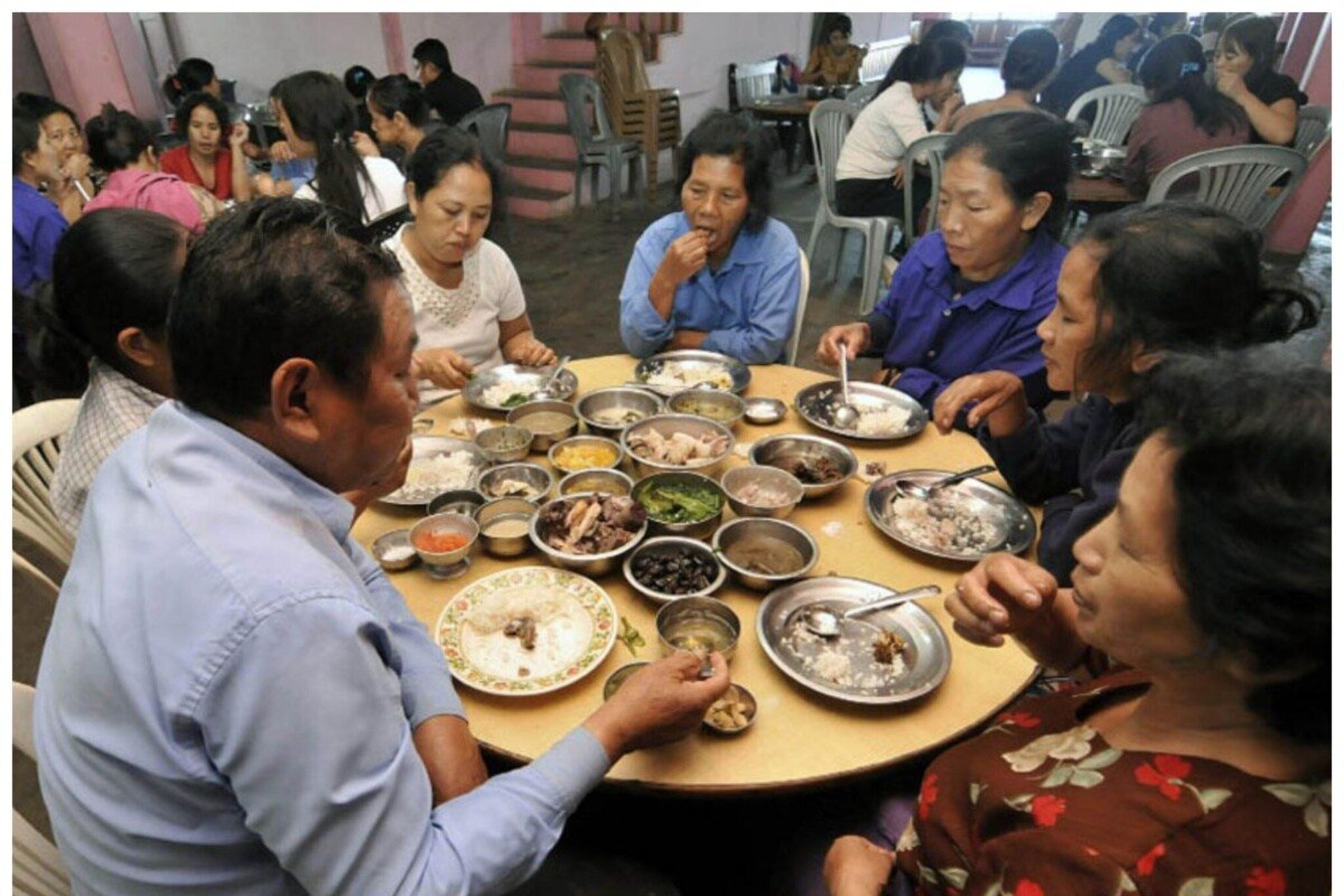 नवरा करतो 30-40 लग्न अन् बायको सांभाळते सवती आणि शेकडो पोरं