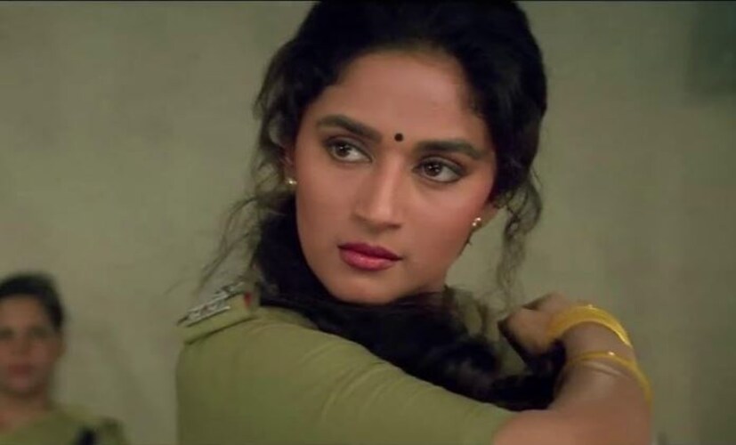 1993 मध्ये सुभाष घई यांचा 'खलनायक' सिनेमा रिलीज झाला होता. यामध्ये संजय दत्त आणि माधुरी दिक्षीत होते. 90 च्या दशकातील सर्वात हिट सिनेमांपैकी एक हा होता. यातील एका गाण्यावरून बराच गदारोळ झाला होता. या गाण्यावरही बंदी घालण्यात आली होती.