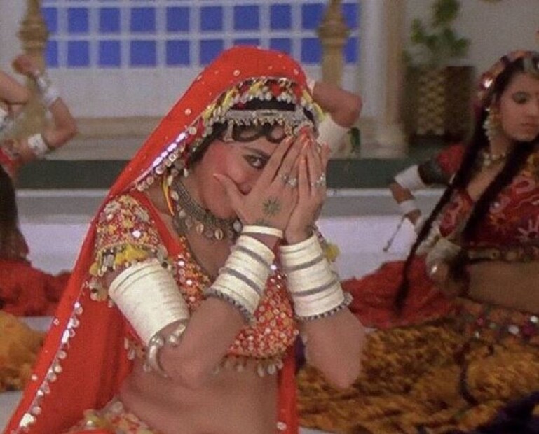 या गाण्यात माधुरी दीक्षितने नीना गुप्तासोबत डान्स केला होता. नीना गुप्ता यांनीही त्यांच्या आत्मचरित्रात या गाण्याबद्दल बरेच काही सांगितले आहे. या गाण्याने त्यावेळी सर्वांना मागे टाकले आणि सुपरहिटचे बिरुद मिळवले.