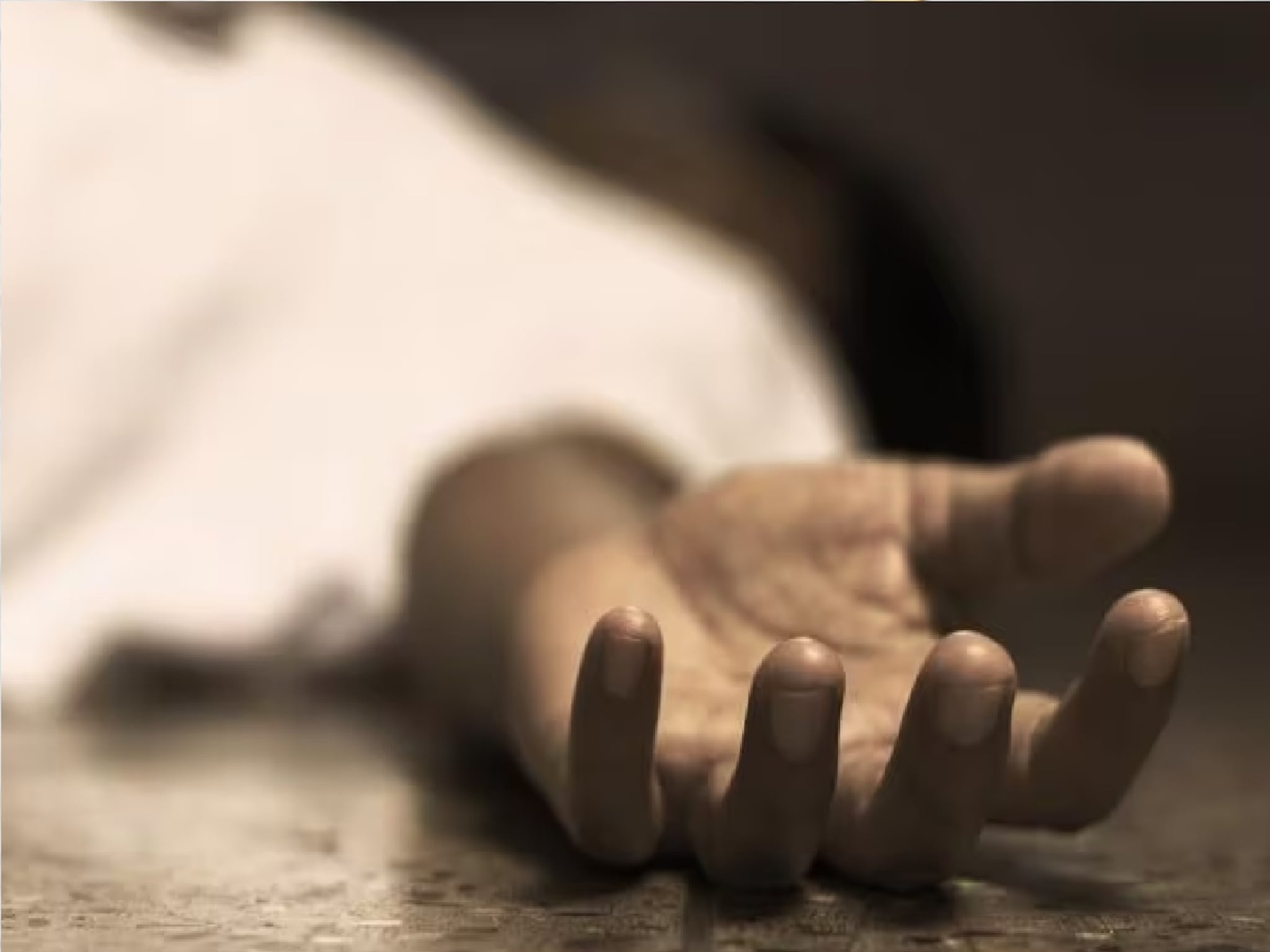 खळबळजनक! दीड महिन्यात विद्यार्थ्यांनी आयुष्य संपवलं, शिक्षकाचाही टोकाचा निर्णय