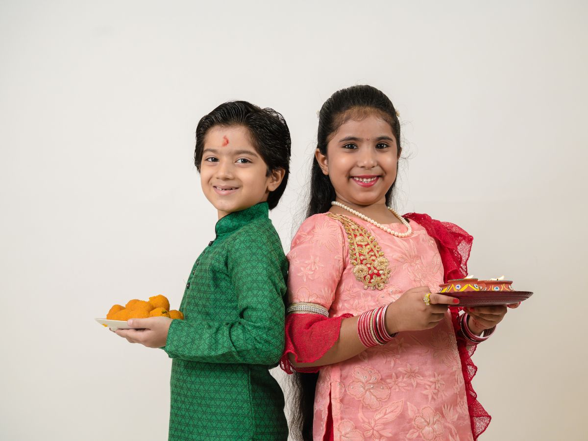 बहिणीच्या घरी रिकाम्या हाताने जाऊ नकाभावाने भाऊबीजेला बहिणीच्या घरी जाताना चुकूनही रिकाम्या हातानं जाऊ नये. या दिवशी तुमच्या बहिणीसाठी भेटवस्तू नक्कीच खरेदी करा.