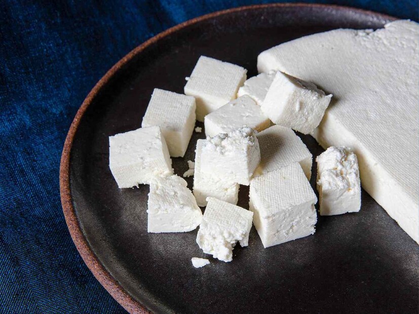 पनीर हा व्हिटॅमिन बी 12 साठी आणखी एक उत्तम पर्याय आहे. तो आपल्या व्हिटॅमिन बी 12 च्या दैनंदिन गरजेपैकी 20% पर्यंत व्हिटॅमिन शरीराला देऊ शकतो. 