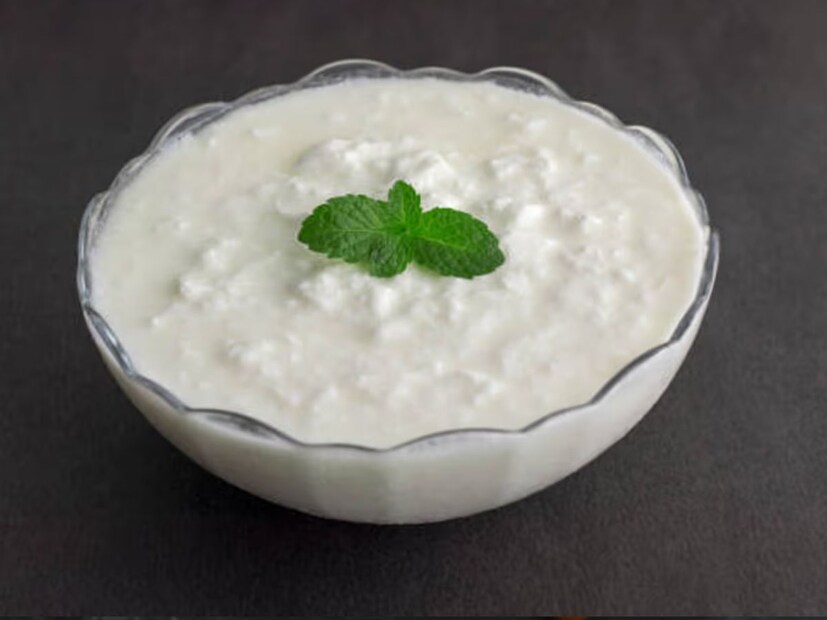 तुम्हाला दूध आवडत नसेल किंवा ते पचायला जड जात असेल तर दही हा एक चांगला पर्याय ठरू शकतो. सुमारे 70 ग्रॅम कमी फॅटयुक्त दह्यासह, आपण आपल्या दैनंदिन व्हिटॅमिन बी 12 ची 16% गरज भागवू शकतो. 