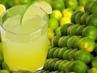 Sweet Lemon Juice Benefits : एक ग्लास मोसंबीच्या रसात आहेत इतके फायदे, ऐकून आश्चर्य वाटेल Sweet Lemon Juice Benefits : एक ग्लास मोसंबीच्या रसात आहेत इतके फायदे, ऐकून आश्चर्य वाटेल