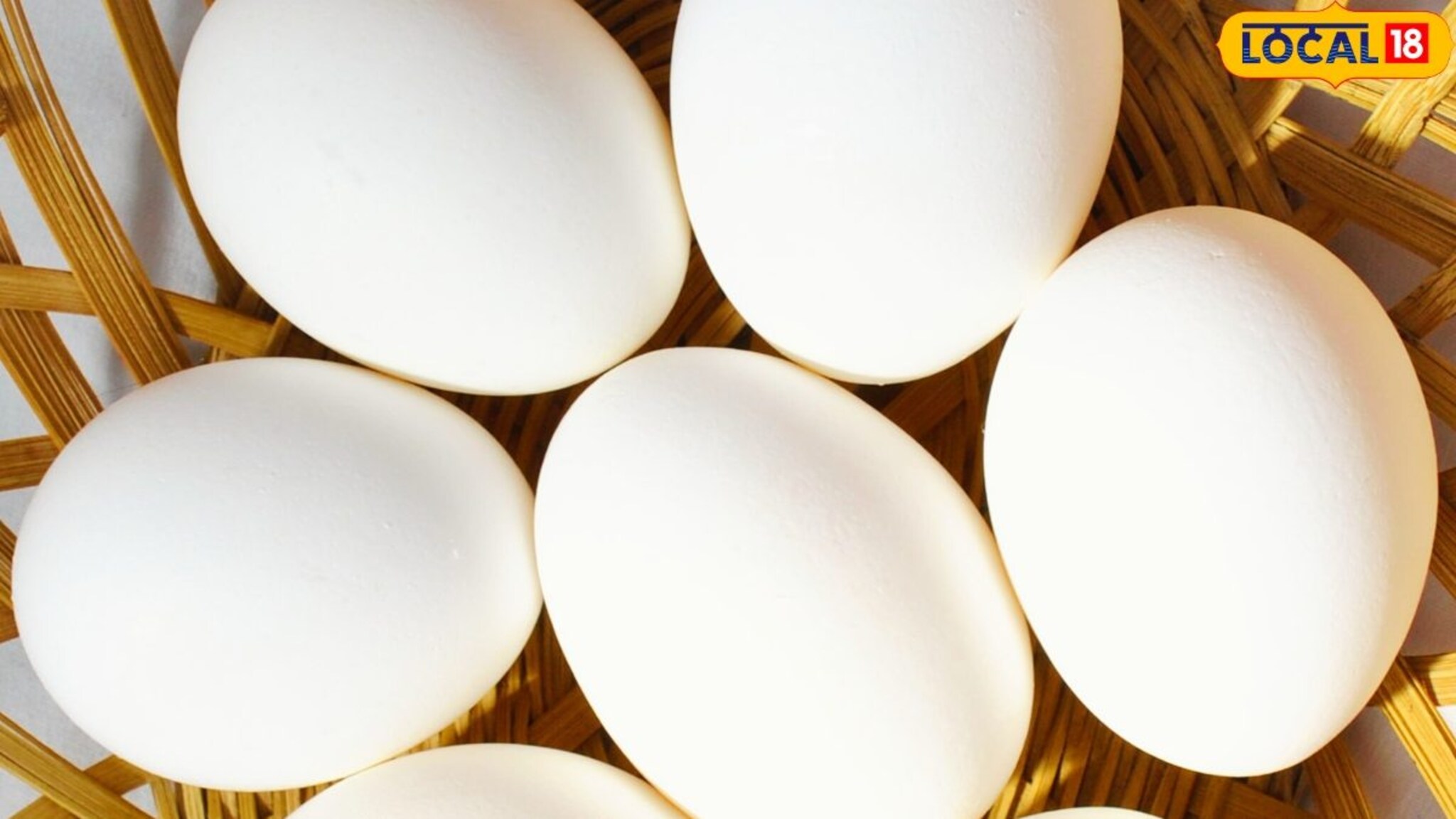 अंडी उकडताना फुटतात, कोसळतात? वापरा सोपी ट्रिक, चीरही जाणार नाही, अलगद निघेल कवच!