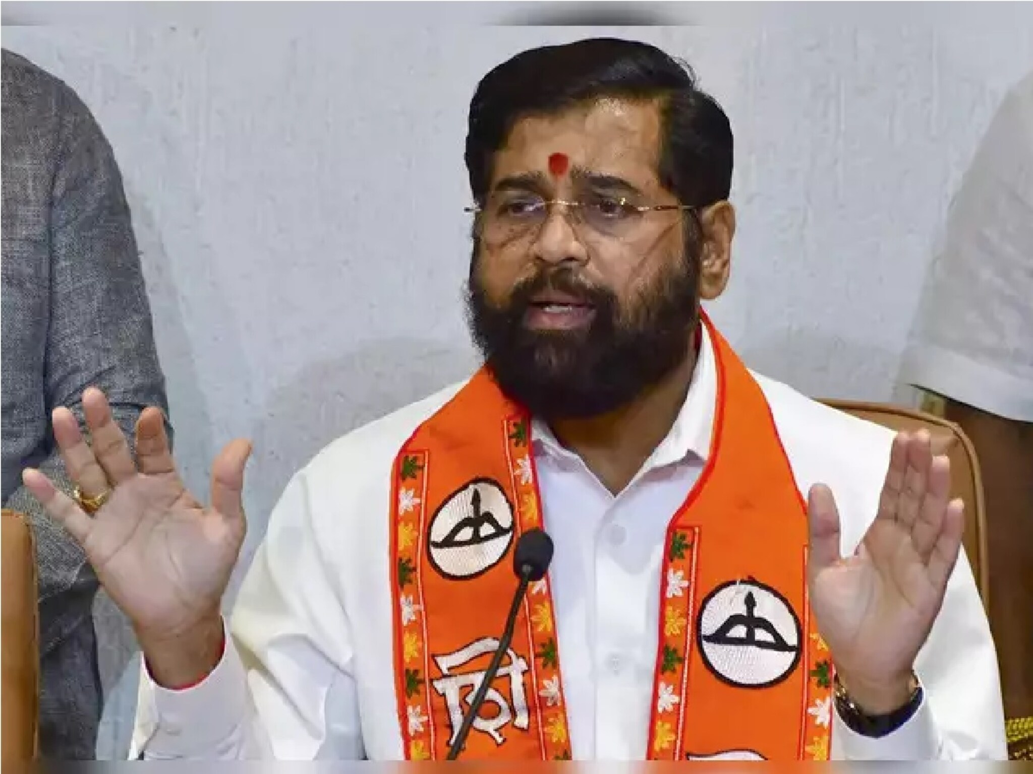 Eknath Shinde : एकनाथ शिंदेच्या दिल्ली दौऱ्याआधी हालचालींना वेग, ठाण्यातील घरी आमदारांची गर्दी