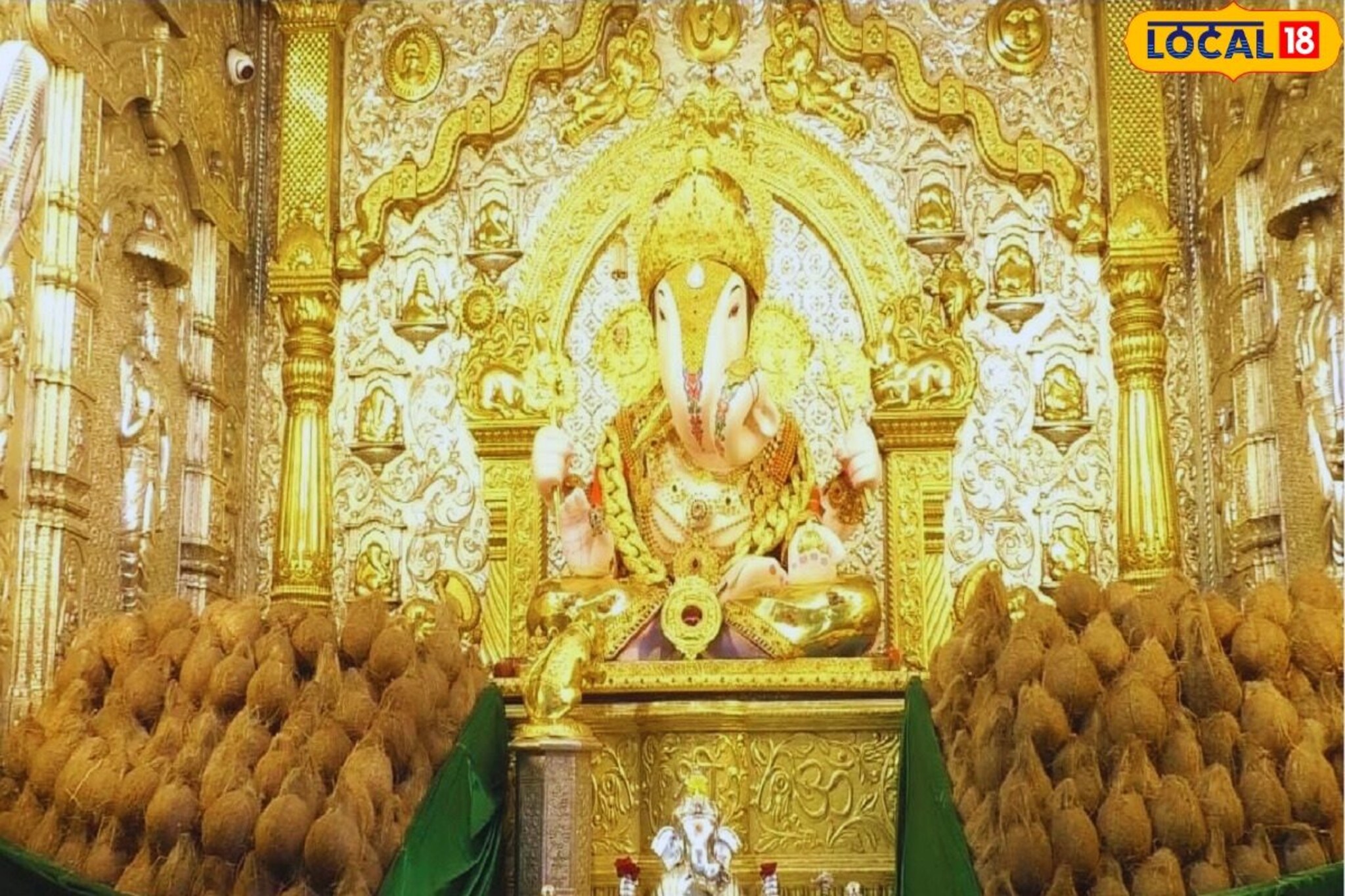 बाप्पा मोरया...श्रीमंत दगडूशेठ गणपतीला तब्बल 1100 नारळांचा महानैवेद्य!
