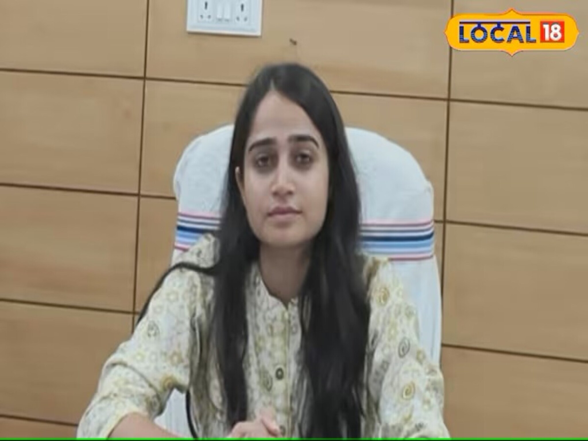 वडिलांना दिलेले वचन पहिल्याच प्रयत्नात पूर्ण, 22 व्या वर्षी तरुणी बनली गावातली पहिली IAS