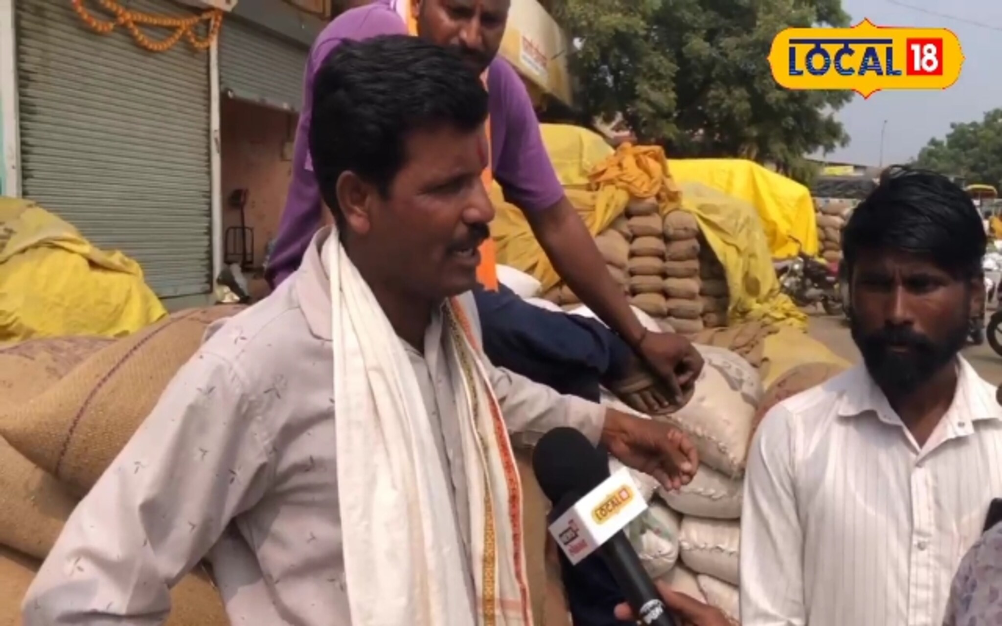 ‘सरकार एका हाताने देतय, दुसऱ्या हाताने घेतय’, सोयाबीन दराबाबत शेतकरी काय म्हणाले