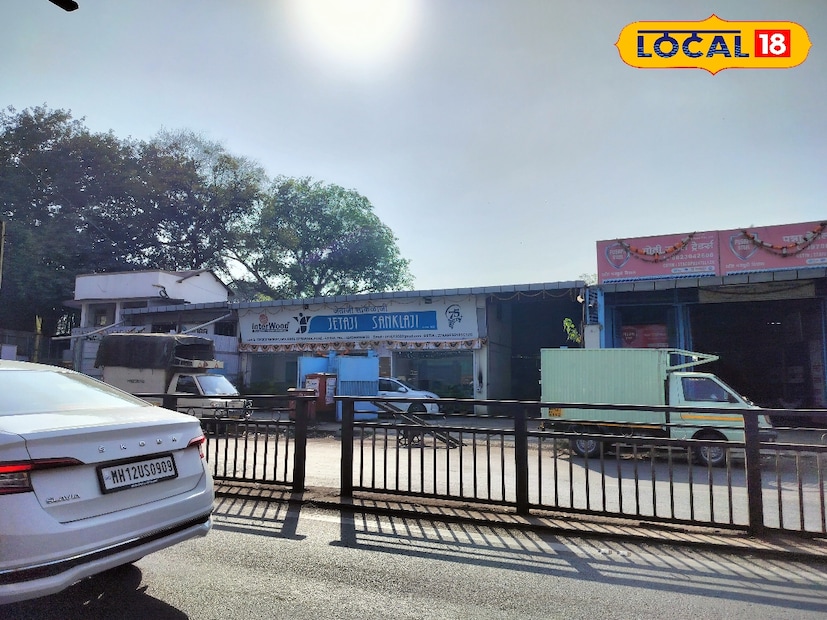 यंदा पुण्यात पावसाने जोरदार हजेरी लावली. पाऊस लांबल्यानं अगदी दिवाळीनंतरही थंडीची प्रतीक्षा होती. आता पुण्यात थंडी जाणवण्यास सुरुवात झाली असून पुणेकरांन आता मात्र स्वेटर बाहेर काढावे लागणार आहेत. आज पुण्यात किमान तापमानात 1 अंशांची घट झाली असून ते 18 अंश सेस्लिअस असणार आहे. यंदा पुण्यात पावसाने जोरदार हजेरी लावली. पाऊस लांबल्यानं अगदी दिवाळीनंतरही थंडीची प्रतीक्षा होती. आता पुण्यात थंडी जाणवण्यास सुरुवात झाली असून पुणेकरांन आता मात्र स्वेटर बाहेर काढावे लागणार आहेत. आज पुण्यात किमान तापमानात 1 अंशांची घट झाली असून ते 18 अंश सेस्लिअस असणार आहे.