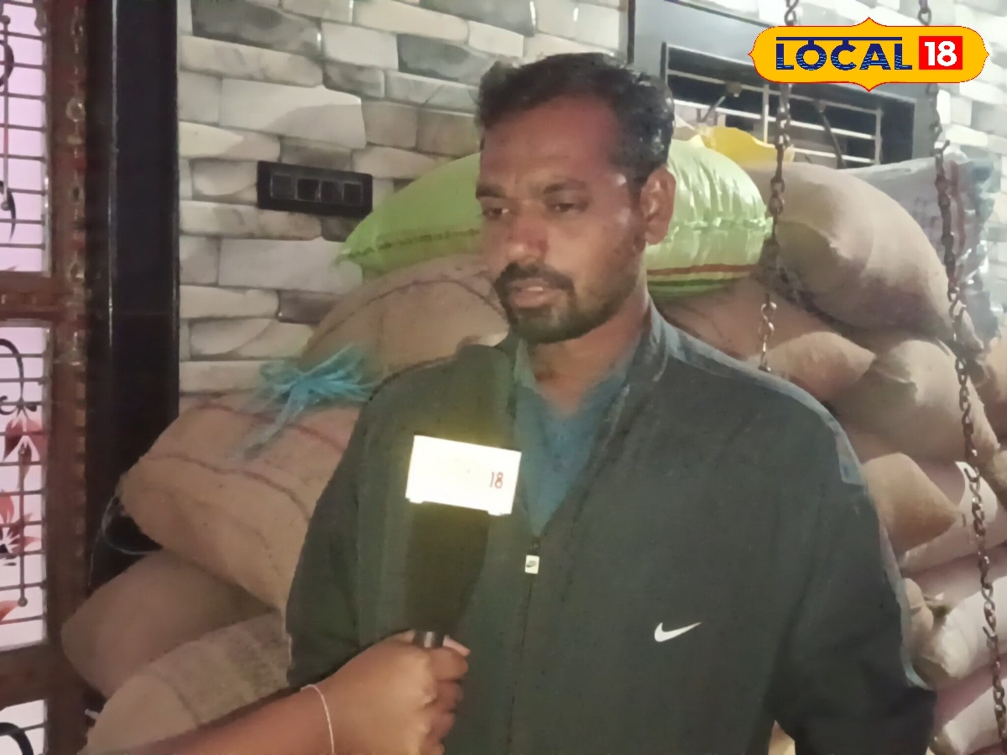 सोयाबीन अजूनही घरात, पण सावकार आला दारात, शेतकरी मोठ्या संकटात