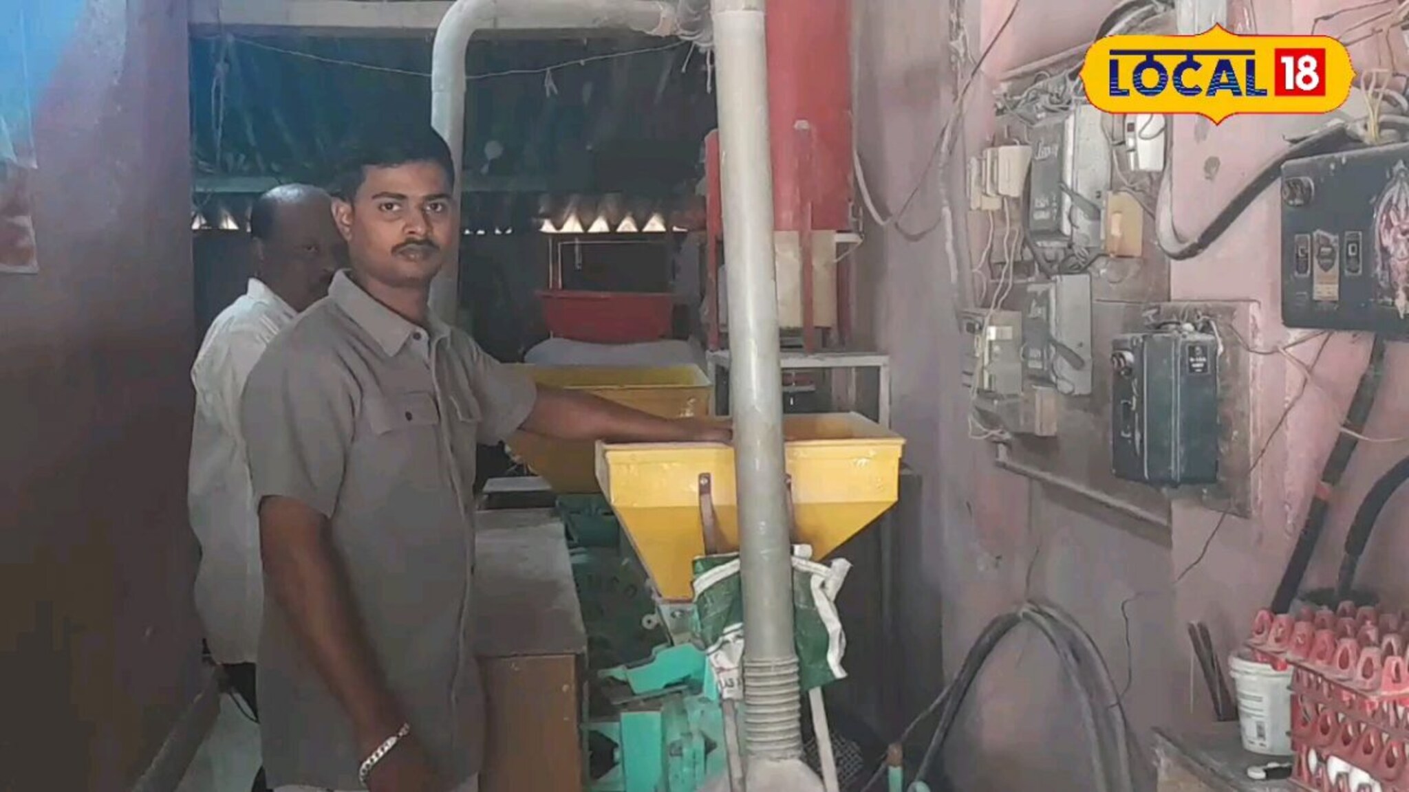 तरुणानं करून दाखवलं! पिठ विक्रीचा केला व्यवसाय, महिन्याकाठी दीड लाखांचा नफा