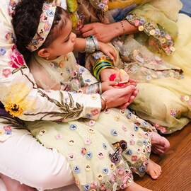 मालतीचा चेहरा आधी दाखवला मग आता का लपवतेय? देसी गर्लच्या लेकीला लागली कुणाची नजर मालतीचा चेहरा आधी दाखवला मग आता का लपवतेय? देसी गर्लच्या लेकीला लागली कुणाची नजर